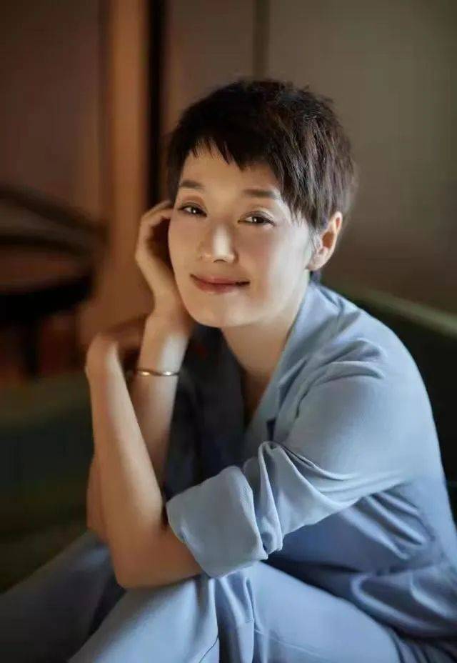 方脸别再削尖骨头动脸了,这5位女星告诉你,方脸才大气耐看且抗老