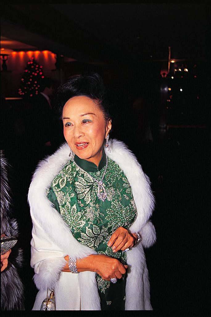 原创香港最后的贵族利孝和夫人仙逝把公主袖旗袍穿出高定风格