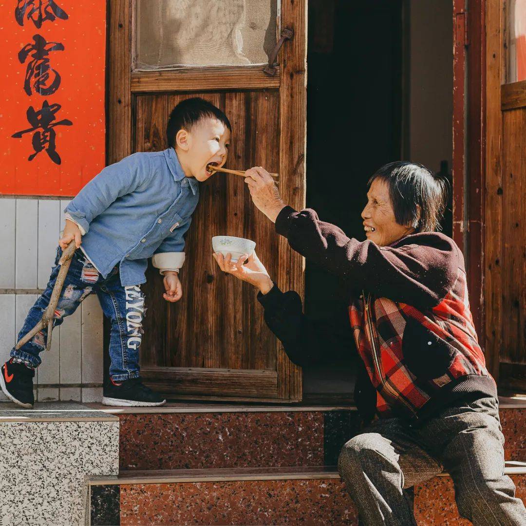 家里哪位老人和孩子最亲?