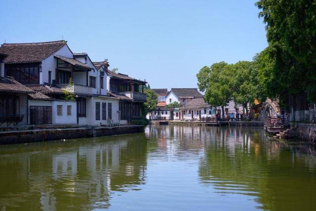 上海有一繁华之地，藏有7座桥梁，镇内古朴繁华，就在青浦区