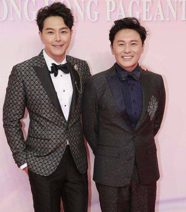 tvb男演员,歌手萧正楠出道时被称为小郑伊健,而他现在结婚后变胖了