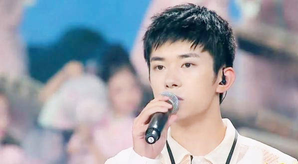 易烊千玺唱歌对比王源 bb21cafae2134ec79070af8a8ee05c2a.jpeg