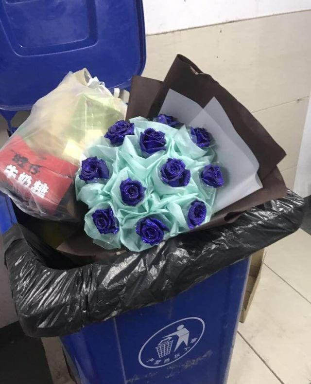 玫瑰扔垃圾桶唯美图图片