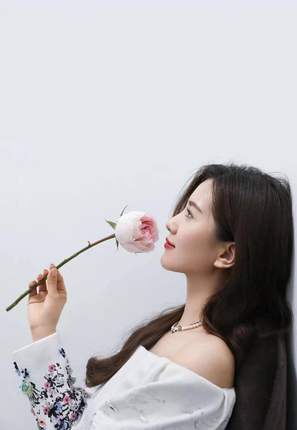 营业 刘诗诗元宵营业照造型封神！穿露肩白裙秀天鹅颈，吴奇隆到宝了