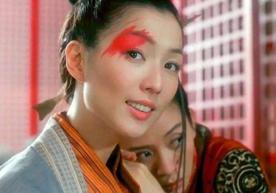 不过,虽然钟无艳脸上有胎记,但郑秀文五官还是好看的,不算真的扮丑.