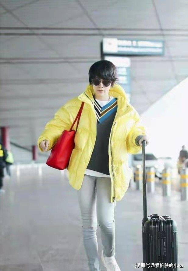 海清 海清中年过得挺时尚,一身灰色搭配低调高级,“国民媳妇”好优雅