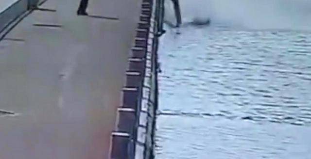 男子为拍视频，一脚踢下栏柱，致215根断裂，这是多米诺骨牌吗？