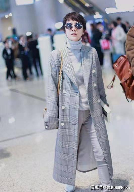 海清 海清中年过得挺时尚,一身灰色搭配低调高级,“国民媳妇”好优雅