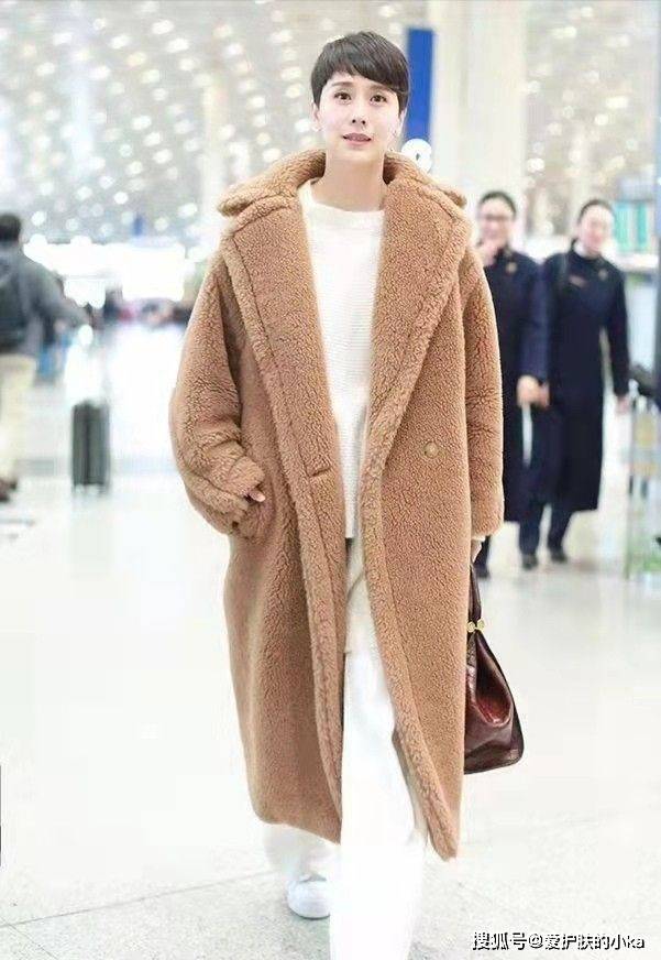 海清 海清中年过得挺时尚,一身灰色搭配低调高级,“国民媳妇”好优雅