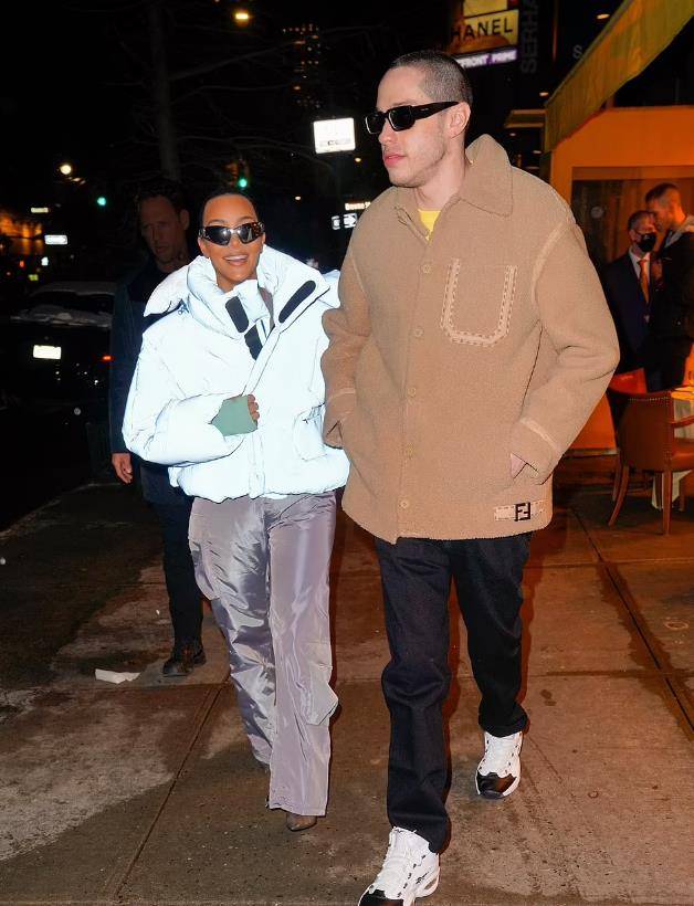 因此,担心的粉丝,他们会致敬,所以发送一条消息来阻止对pitt的攻击.