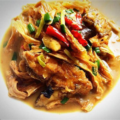 草鱼不一样的做法,腐竹鱼块,酱香十足肉质鲜嫩,非常下饭.