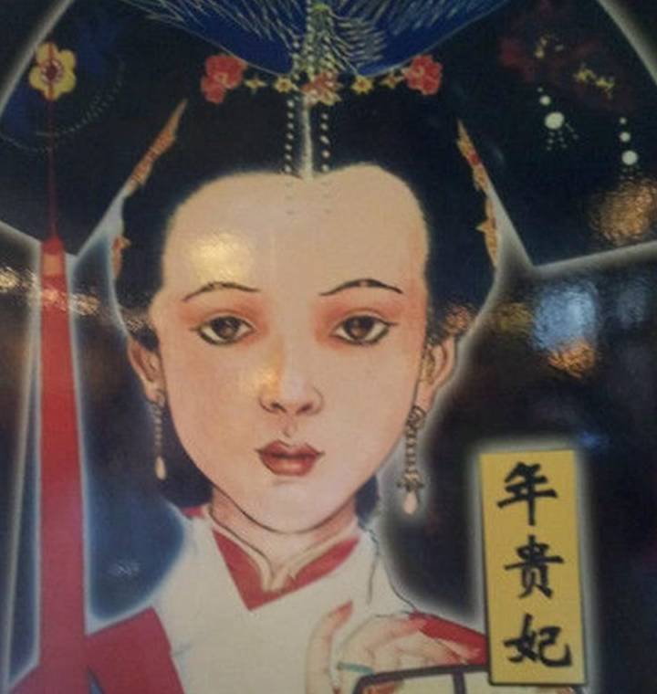 她是雍正的皇贵妃,传闻与乾隆有故事,留下的画像与和珅