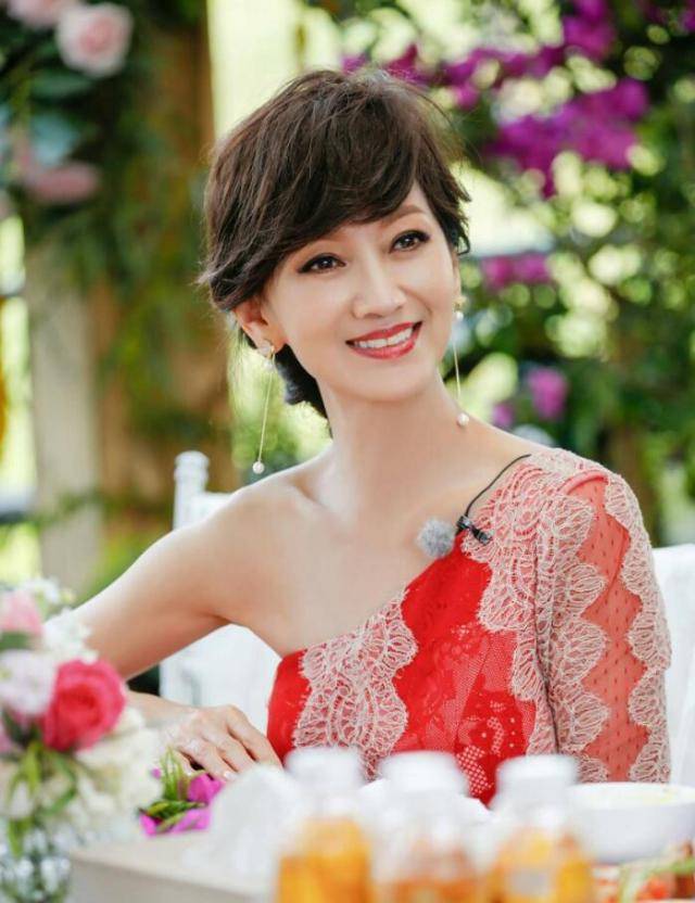 发型长发造型才不止黑长直！女人过了50岁试试这3款发型，大妈变姐姐