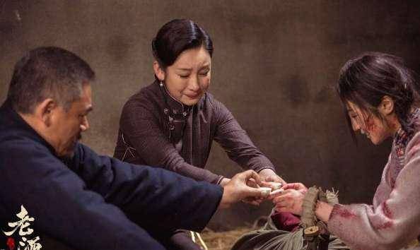 因为|他们在《老酒馆》中分别扮演小尊，小棉袄，金小手，来头都不小