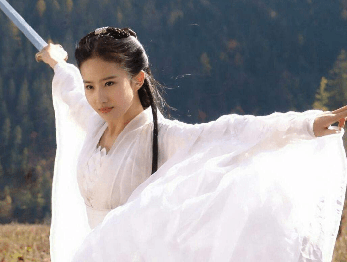 灵气 刘亦菲十五岁的时候太嫩了吧，穿着时尚，像极了时下前卫的穿法