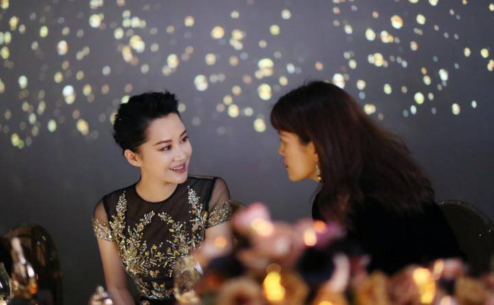 女神50岁许晴穿鎏金纱裙高贵优雅，对镜叉腰甜笑气质佳，简直美似仙女