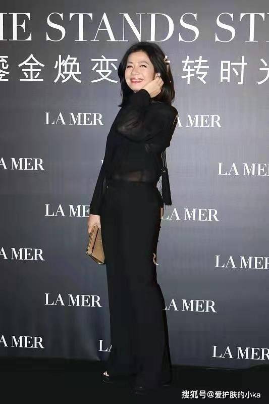 色彩 天然脸到了老年也优雅,钟楚红简单衬衫就很美,风采不减当年