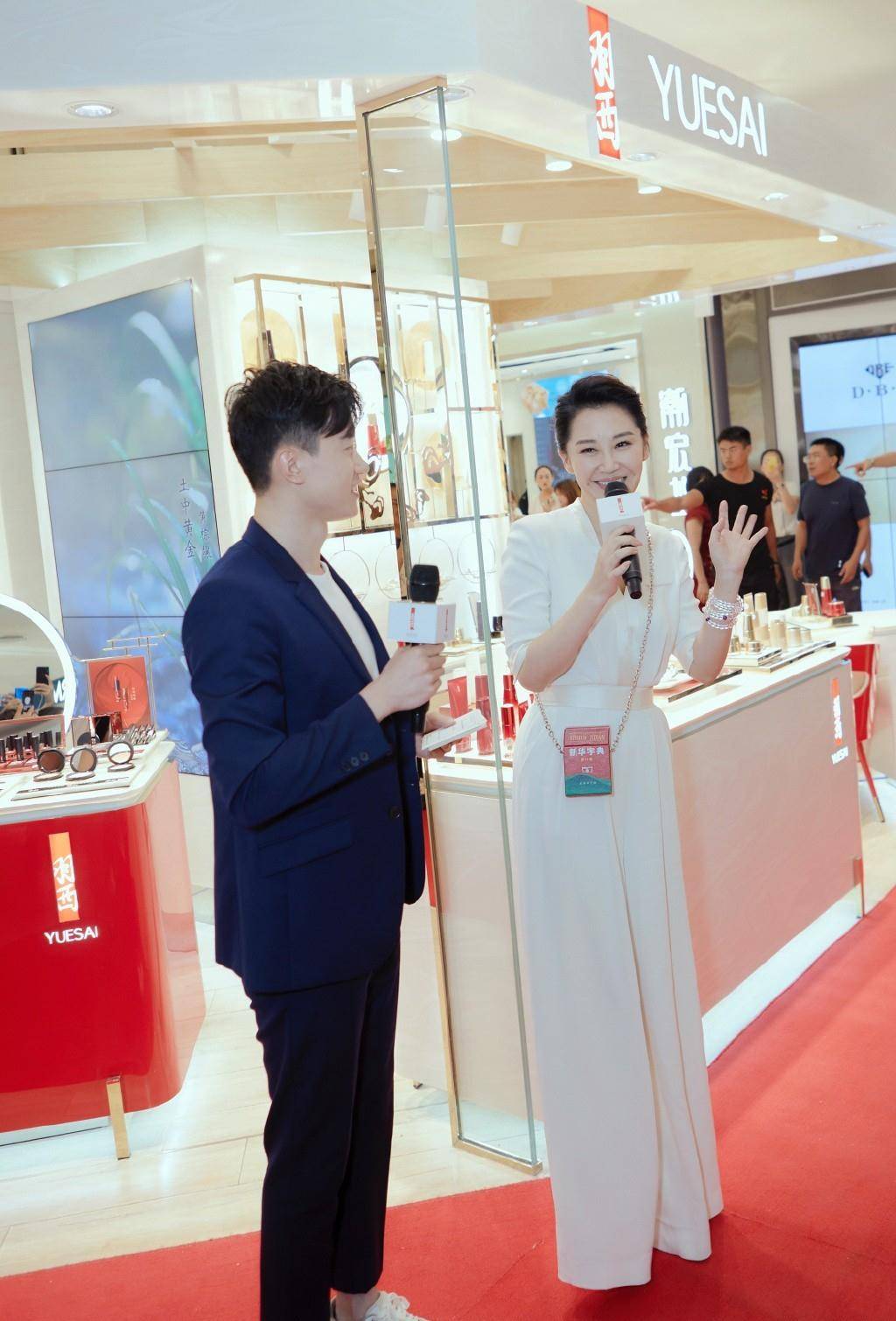 大气 她50岁不老被赞冻龄,今穿V领连体裤背“新华字典”,太吸睛了