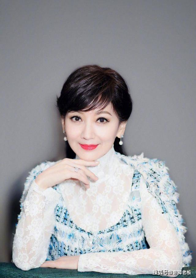 配饰 65岁赵雅芝风采依旧，跟她学这3个优雅小心机，老了也是女神