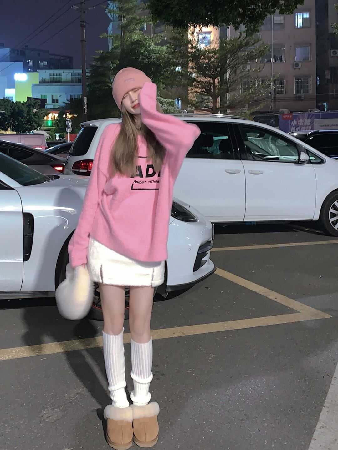 设计 开春不知道怎样穿？用粉色毛衣搭配这几条下装，真的封神了