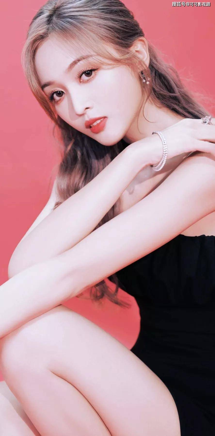 美女明星吴宣仪高清壁纸写真,肤白貌美,楚楚动人_宇宙少女_公益_火箭