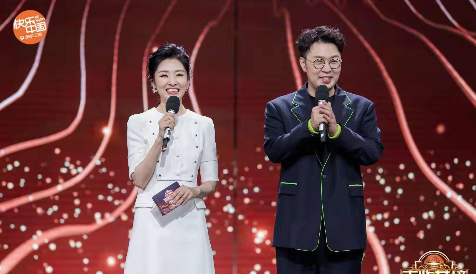 骨子里周涛气质太好了，穿小白裙主持《声临其境》，51岁美得端庄优雅