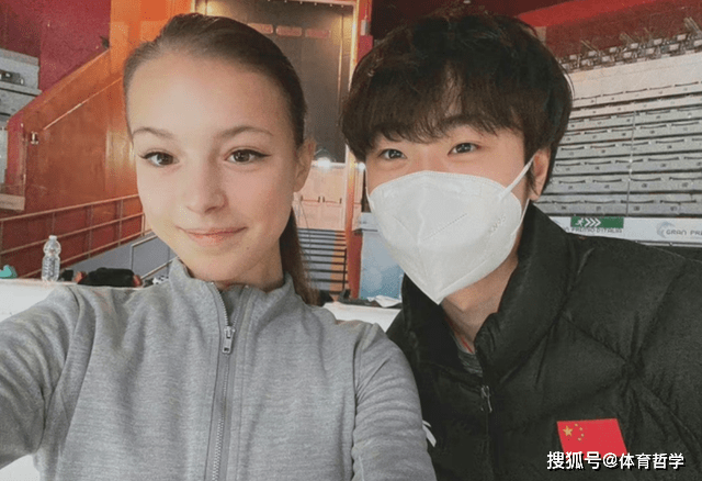 太甜了 俄花滑美少女收到金博洋送的冰墩墩帽子 特地网上晒美照 瓦利耶娃 谢尔巴科娃 比赛