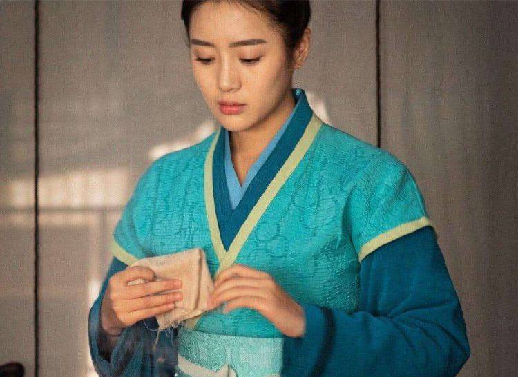 而在前段时间热播的电视剧《知否知否应是绿肥红瘦》中小桃的扮演者