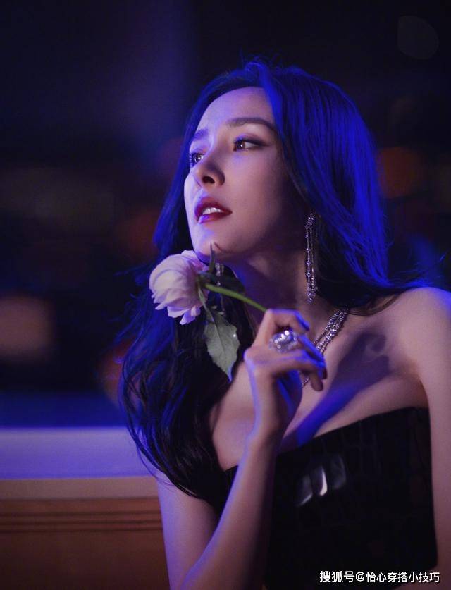 女王有种口红叫“绝美红毯色”，杨幂女王范标配，鞠婧祎凹造型全靠它