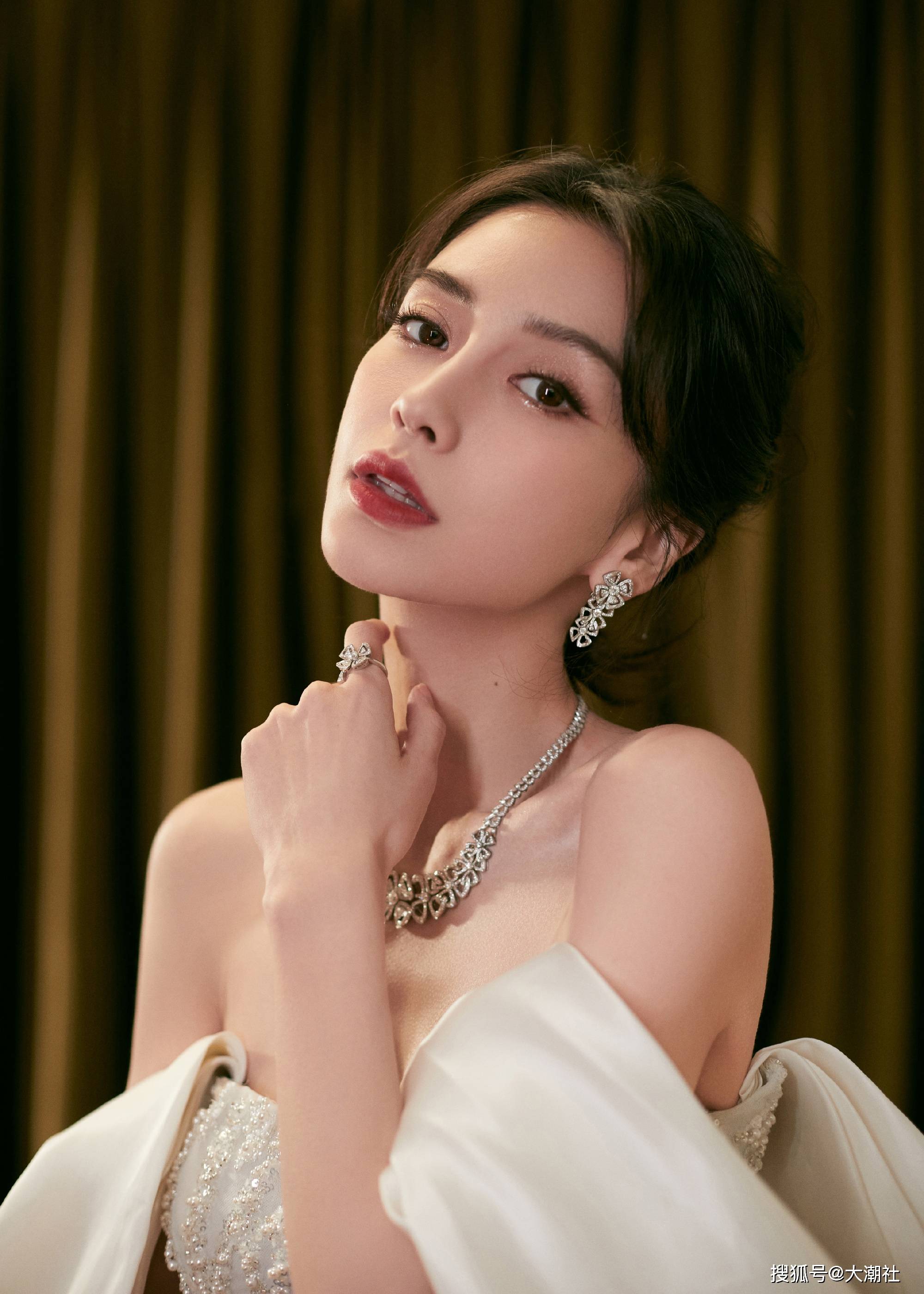 angelababy两万行头全身名牌现身机场!