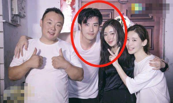 俩人是直接被偷拍到了,徐开骋去机场接张天爱,陪她拍戏,逛街,陪了好几