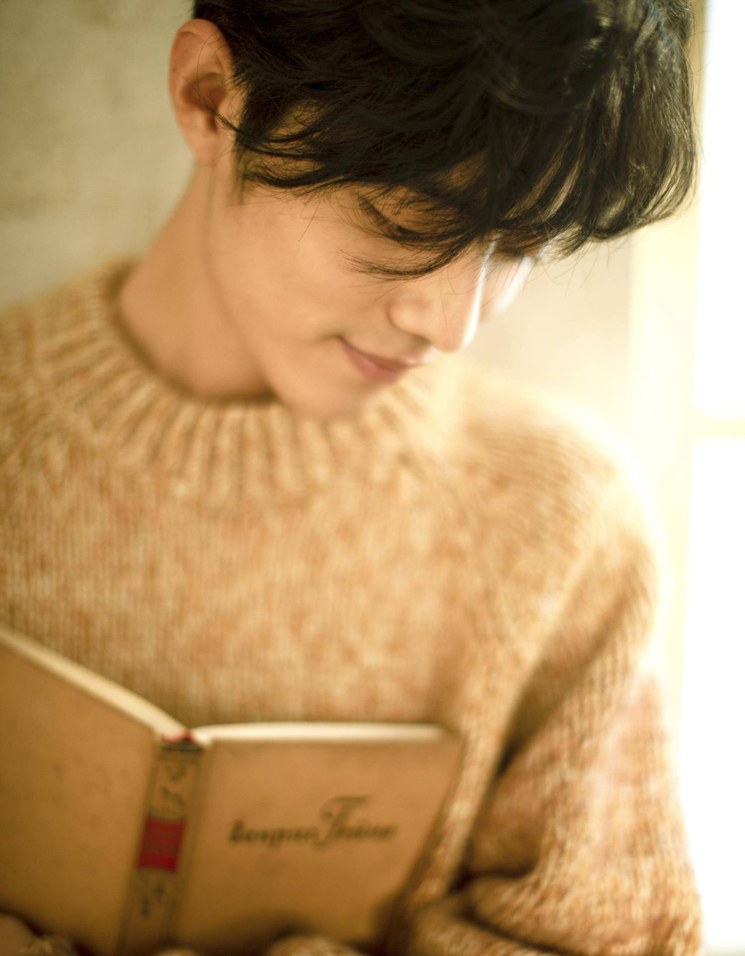 身材 38岁李栋旭和28岁肖战，同是白衣浴缸照造型，美男都喜欢玩禁欲？