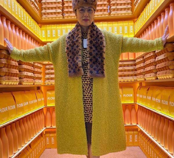 吊臂 胆子真大！72岁汪明荃独自驾奔驰撞上吊臂车，网友：幸好人没事