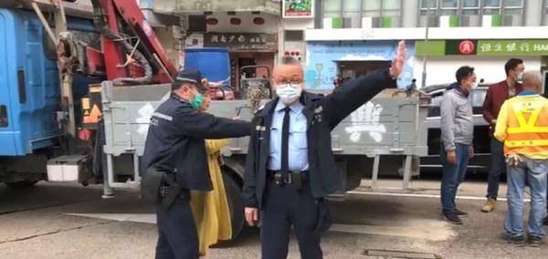 吊臂 胆子真大！72岁汪明荃独自驾奔驰撞上吊臂车，网友：幸好人没事