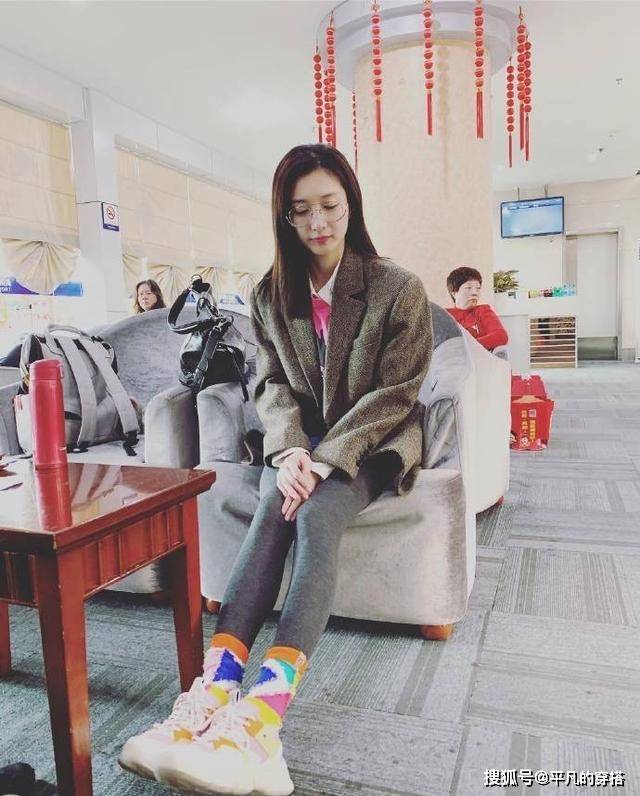 袜子 比秋裤外穿还厉害的操作:“打底裤+露袜”,明星超模都在这么穿