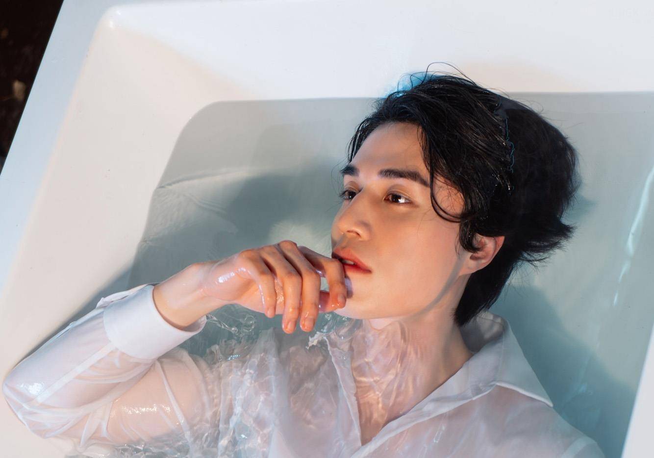 身材 38岁李栋旭和28岁肖战，同是白衣浴缸照造型，美男都喜欢玩禁欲？