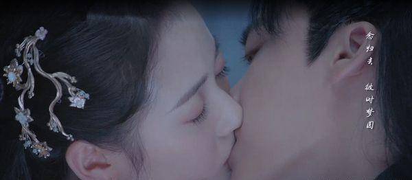 李易峰先前曾和杨幂合作《古剑奇谭》,以及和赵丽颖主演《诛仙64