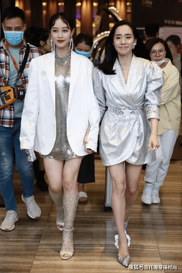 黑色 蓝盈莹果然是混搭高手,穿黑色皮衣配牛仔裙,又飒又美