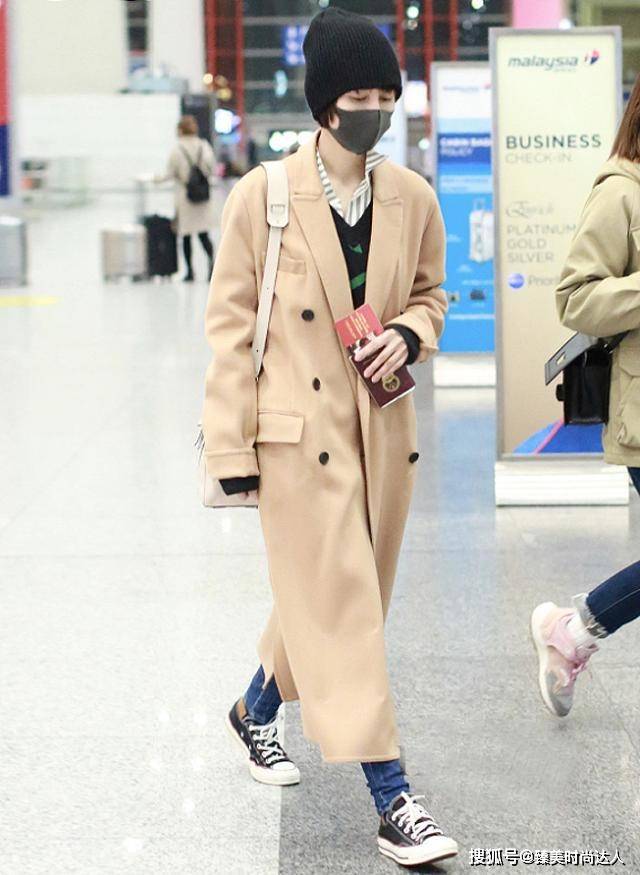 帆布鞋女人40岁过后，不想被贴“中年妇女”标签，试试袁泉的4点冻龄法