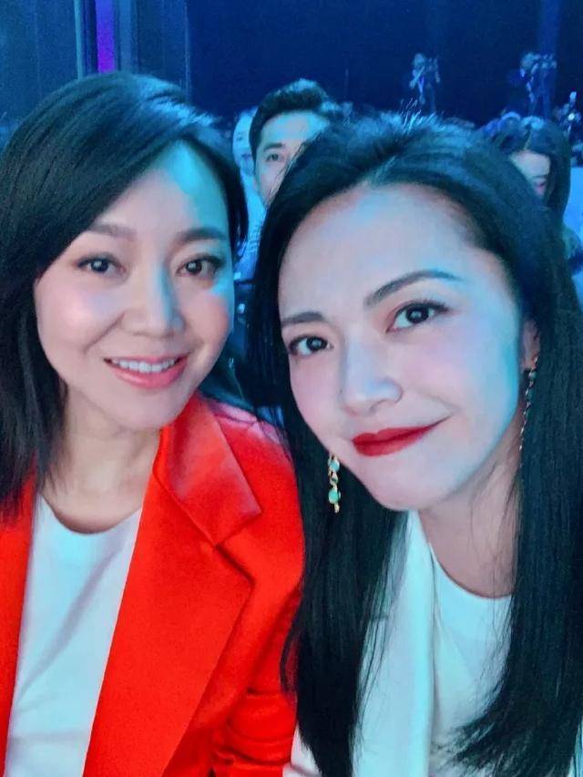 脸部 闫妮与姚晨同框出镜，穿橘色西服套装衬肤色蜡黄，脸部浮肿太显龄