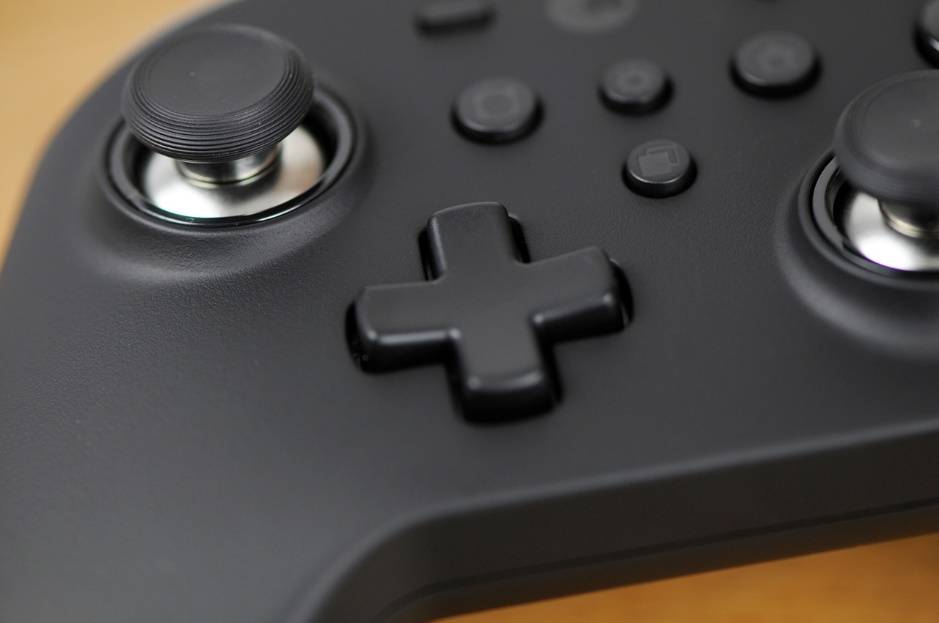 操作丝滑手感棒，自带宏定义！谷粒金刚2 Pro手柄试玩体验