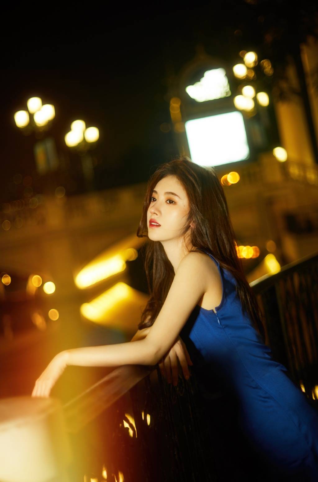 颜色 不愧是“四千年美女”,鞠婧祎黑T格纹裙出镜,小红帽衬显好肤色