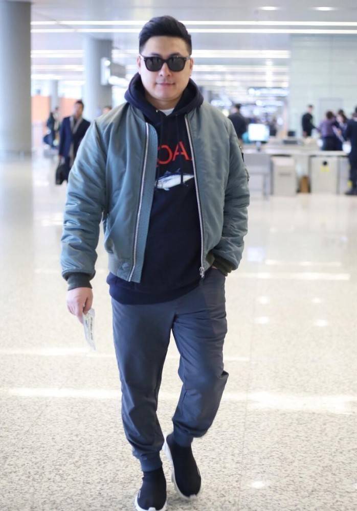 王岳伦 王岳伦和女友出行挺高调，穿针织衫配运动裤，有中年休闲感了