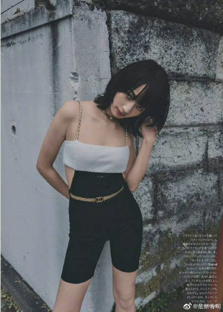 小松菜奈造型百变,就像这张她穿着吊带黑白连衣裤,大秀白皙的香肩和