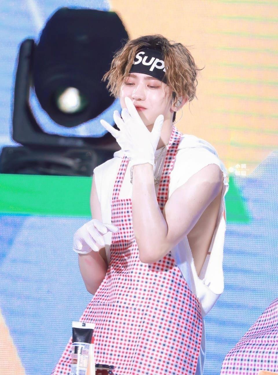 粉色 21岁蔡徐坤出席节目造型来袭，羊毛卷好亮眼，甜崽称号名不虚传