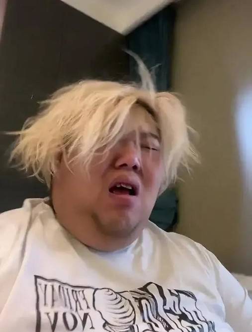 胖猴子减肥后首次露面,头发凌乱仰天大哭,体重还在600斤徘徊_运动