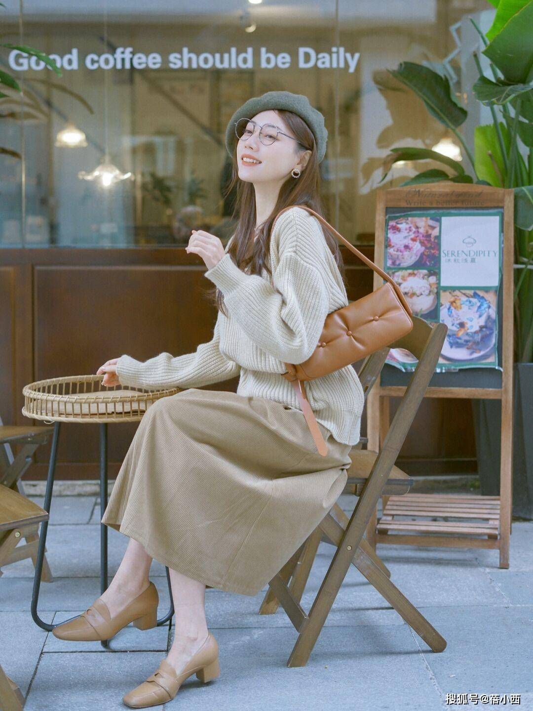 颜色 单穿“毛衣”太单调乏味?试试这些博主的穿搭技巧,造型更有亮点