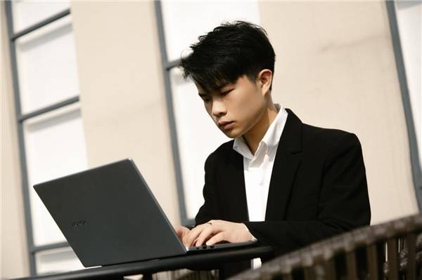 护肤老师斯辰老师(袁峰)专访 遇见更精致的自己_美容_生活_楚姿