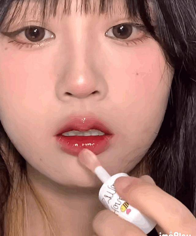 方法为什么现在很多女生不化妆只涂口红？
