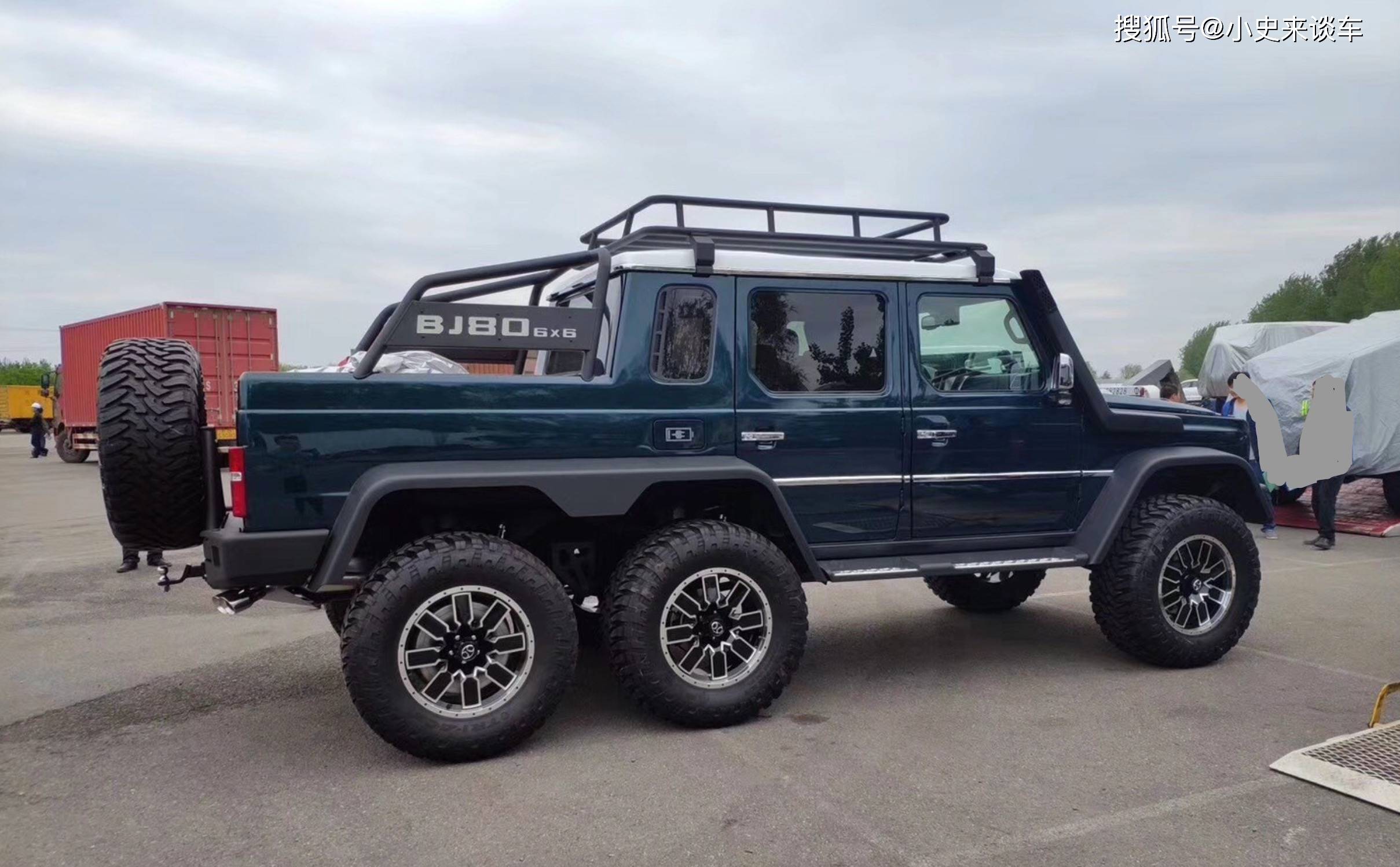 首款国产六驱"猛兽"6×6实车上路,外观霸气配油电混动,还看啥